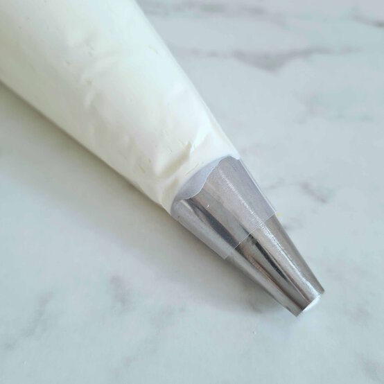 Idea_how-to-make-a-layered-easter-cake_step4a.jpg?sw=554&q=85