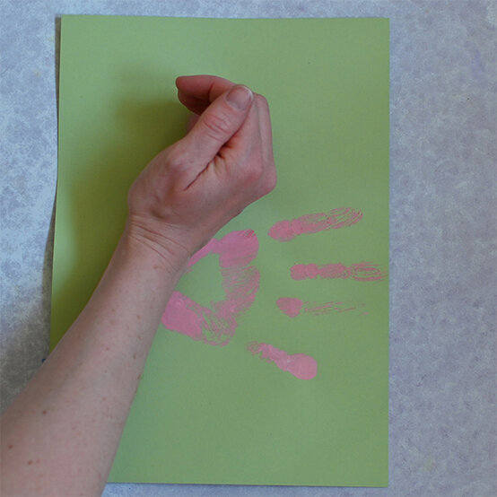 kids-handprint-art-ideas_flamingo-2.jpg?sw=554&q=85