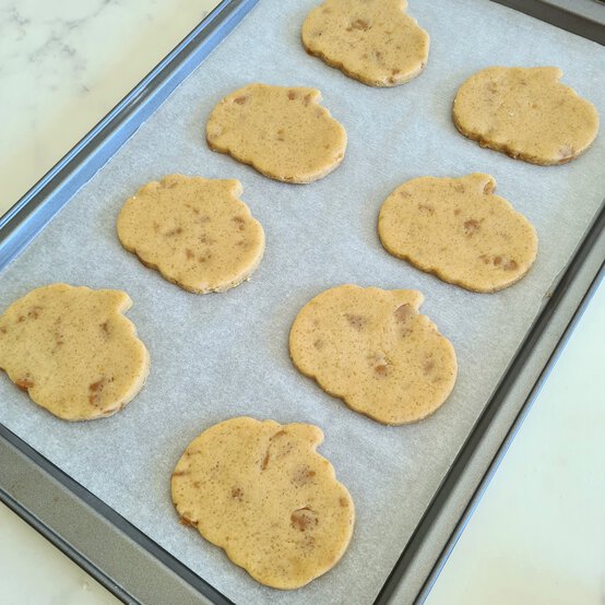 Idea_how-to-make-pumpkin-spice-biscuits_step2c.jpg?sw=554&q=85