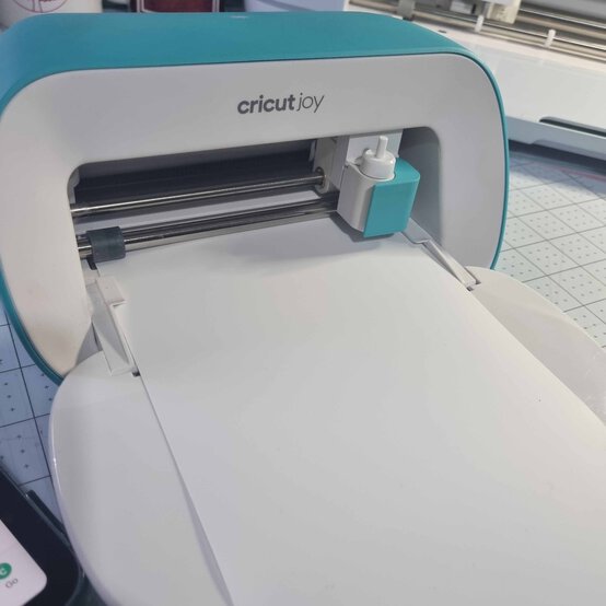 cricut-treat-bags-step-5-3.jpg?sw=554&q=85