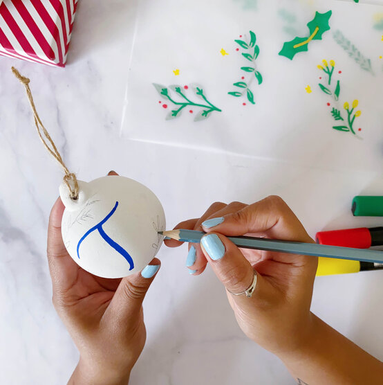 personalised-decorated-ceramic-baubles-4_1.jpg?sw=554&q=85