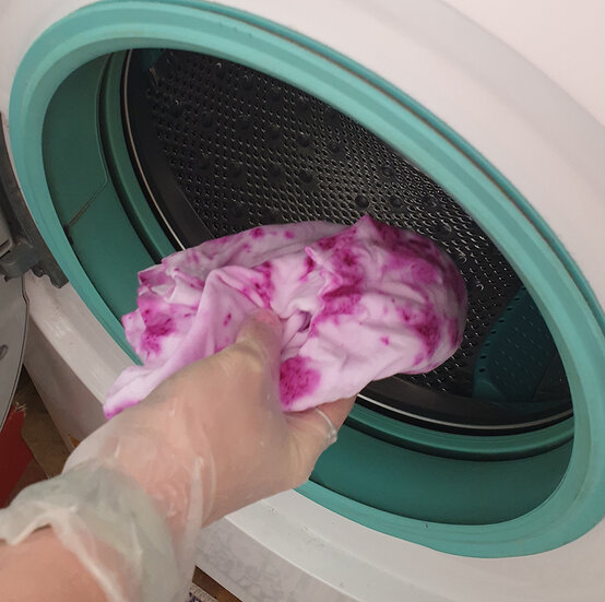 How-to-tie-dye-a-t-shirt_Mottled%20effect%20Step%204d.jpg?sw=554&q=85