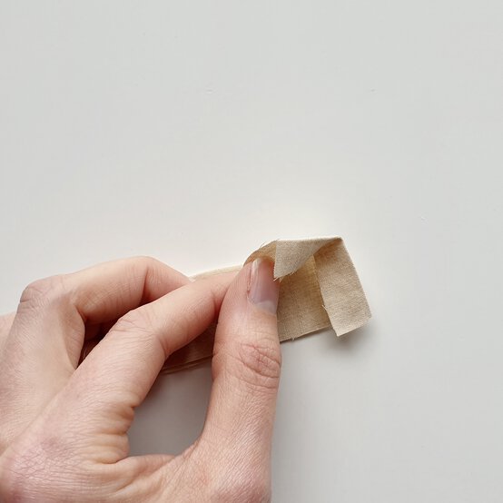 ideas_steps_how-to-sew-a-fabric-crown-step-4.jpeg?sw=554&q=85