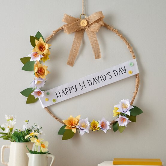 Cricut-how-to-make-a-paper-daffodil-wreath_sq%20%281%29.jpg?sw=554&q=85
