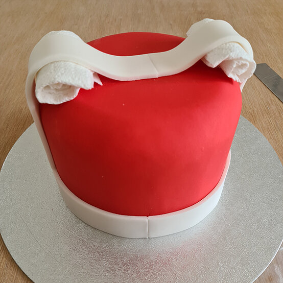 How-to-Make-a-Platinum-Jubilee-Showstopper-Cake_Step3c.jpg?sw=554&q=85