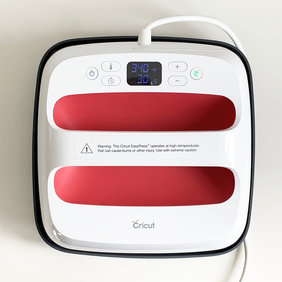 cricut_how_to_make_a_personalised_baking_hamper_cricut-apron_step-16_2.png?sw=554&q=85