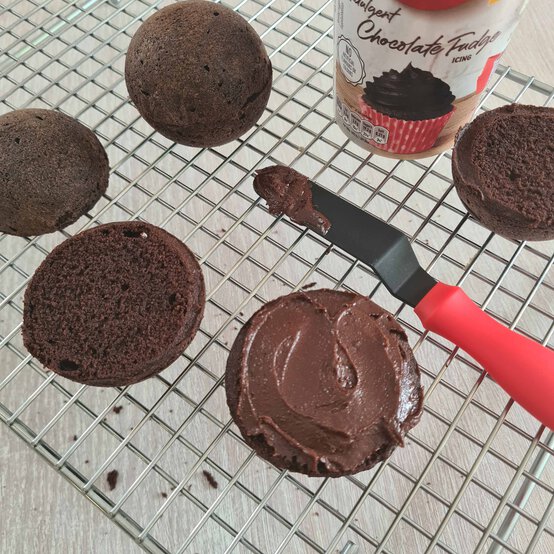 Idea_how-to-make-christmas-pudding-cakes_step2a.jpg?sw=554&q=85