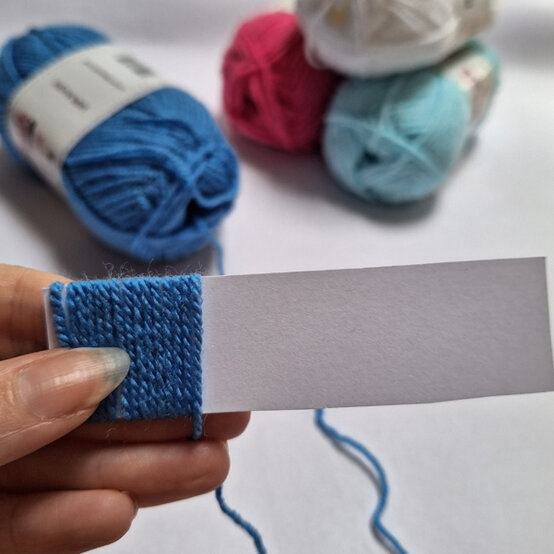 idea_paper-winter-bobble-hat_step6b.jpg?sw=554&q=85