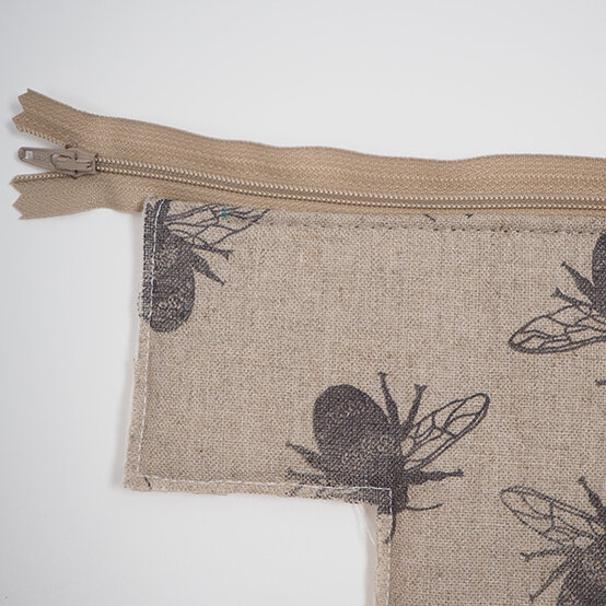 printed-boxy-bag-4.jpg?sw=554&q=85