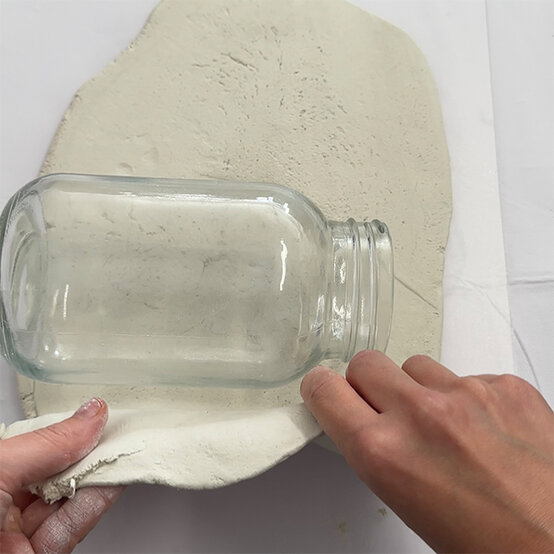 how%2Dto%2Dmake%2Da%2Dclay%2Dflower%2Dpressed%2Dvase%5Fstep%2D1.jpg?sw=554&q=85