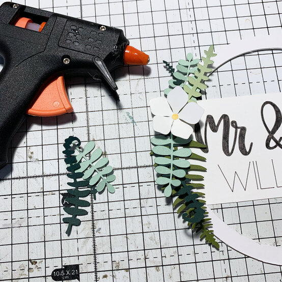 botanical-cake-topper_step20.jpg?sw=554&q=85