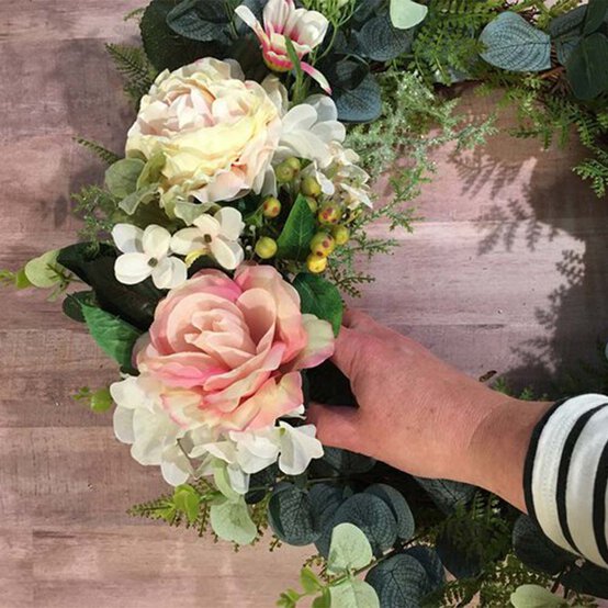 Idea_how-to-make-a-pink-floral-spring-wreath_step9.jpg?sw=554&q=85