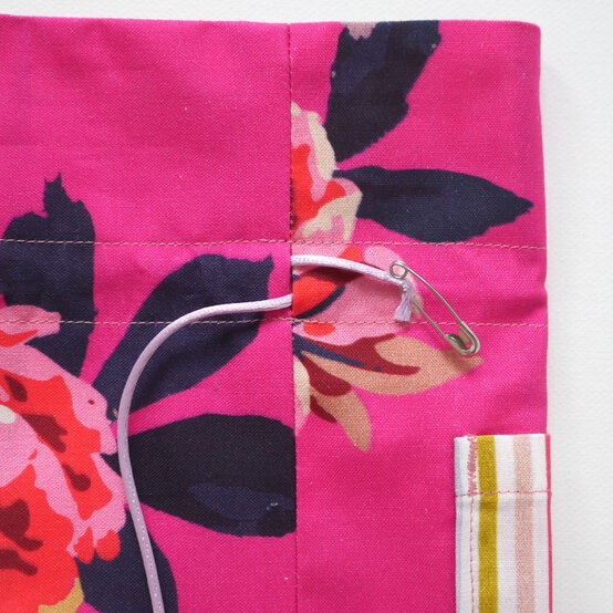 how_to_make_a_bottle_gift_bag_step-22.jpg?sw=554&q=85