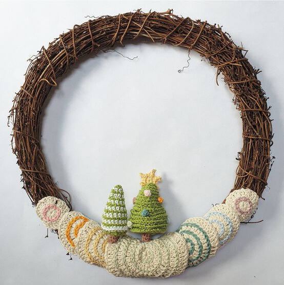 Idea_how-to-make-a-crochet-gingerbread-village-wreath_step12b.jpg?sw=554&q=85