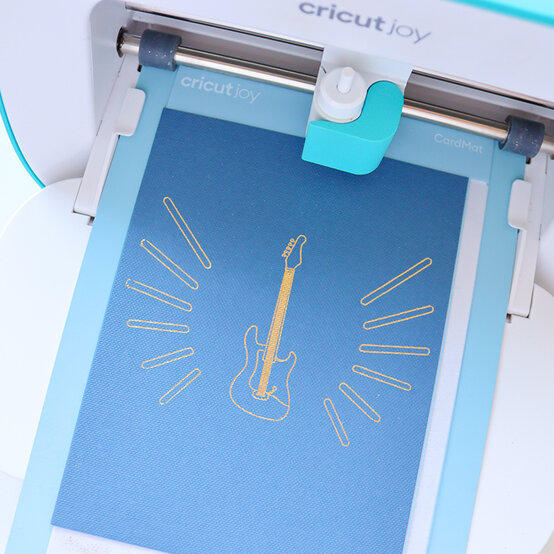 cricut_how-to-make-a-foiled-fathers-day-card_step4.jpg?sw=554&q=85