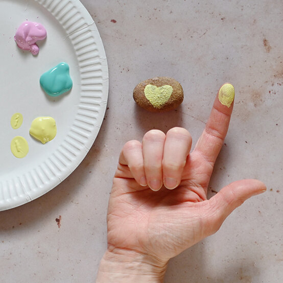 how_to_make_friendship_pebbles_4.jpg?sw=554&q=85