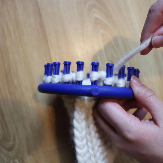 how_to_loom_knit_a_blanket_step_7a.jpg?sw=554&q=85