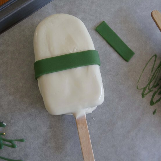 xmas-cake-pops-step-4.jpg?sw=554&q=85