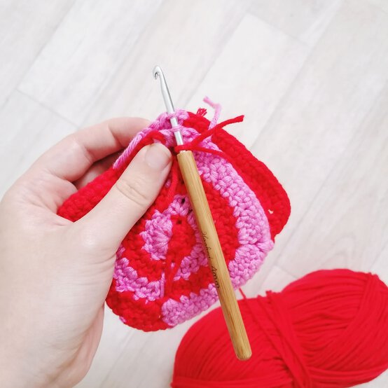 3-crochet-cushion-joining.jpg?sw=554&q=85