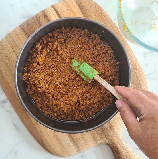 Idea_how-to-make-a-no-bake-christmas-dessert_step1c.jpg?sw=554&q=85