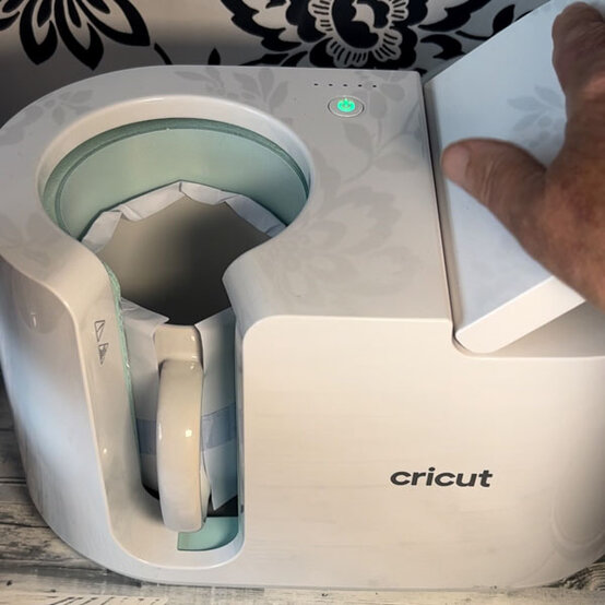 sawgrass_xmas_mugs_step-5b.jpg?sw=554&q=85