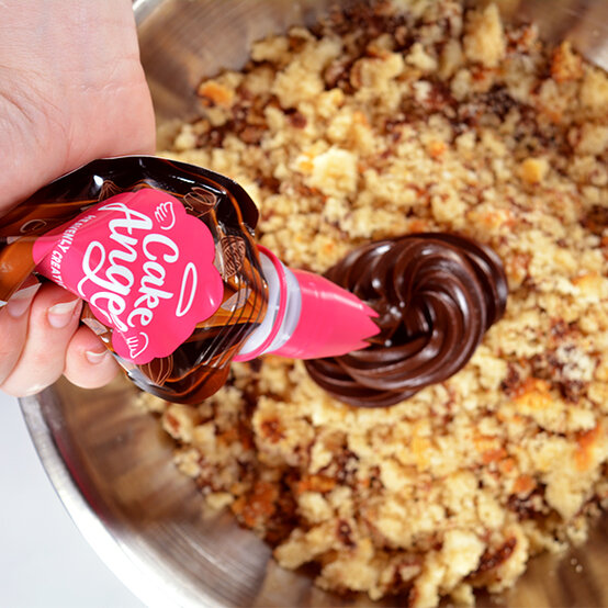 choc-frosting-in-cake.jpg?sw=554&q=85