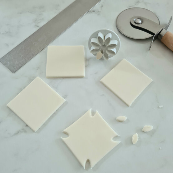 idea_how-to-make-a-coronation-cake_step14a.jpg?sw=554&q=85