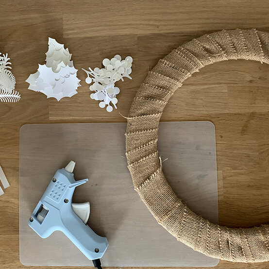 cricut-white-wreath-6.jpg?sw=554&q=85