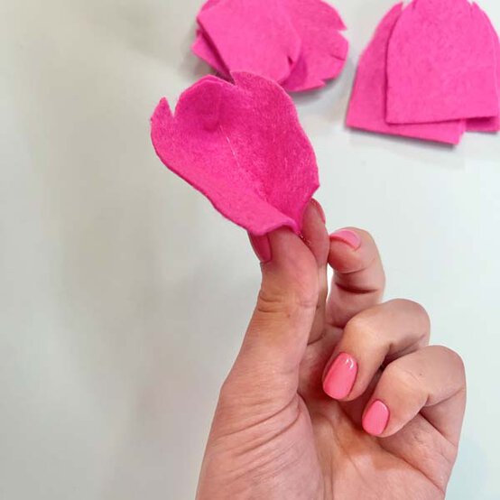 ideas%5Fhow%2Dto%2Dmake%2Dpipe%2Dcleaner%2Dand%2Dfelt%2Dflowers%5Fpeony%5F5.jpg?sw=554&q=85