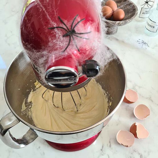 ideas%5Fhow%2Dto%2Ddecorate%2Da%2Dhalloween%2Dbundt%2Dcake%5Fstep%2D2a.jpg?sw=554&q=85