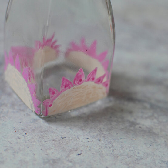 how-to-use-paint-markers_glass_step3.jpg?sw=554&q=85