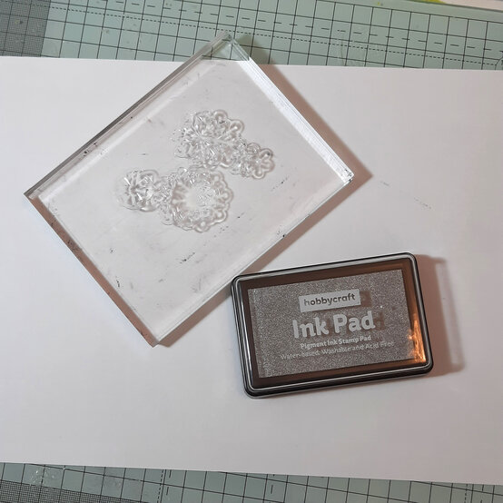 three-ways-to-make-handmade-christmas-gift-wrap_snow-with-love_step1.jpg?sw=554&q=85