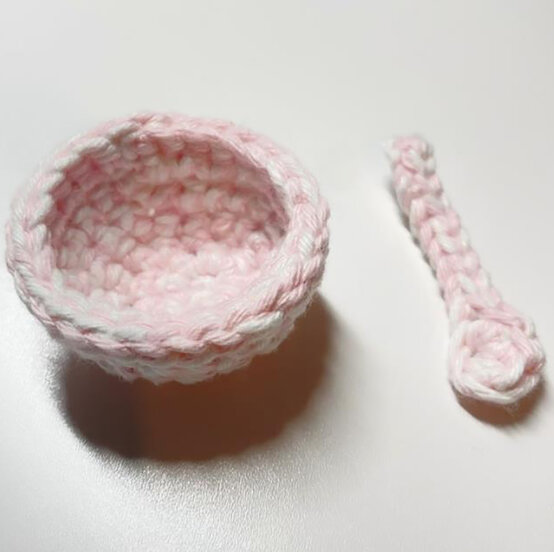 idea_how-to-crochet-amigurumi-mrs-claus_bowl.jpg?sw=554&q=85