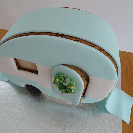 xmas-baking-lucy-caravan-cake28.jpg?sw=554&q=85