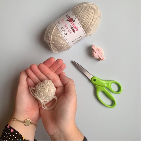 pom_pom_bunny_wall_art_step_1_3.jpg?sw=554&q=85