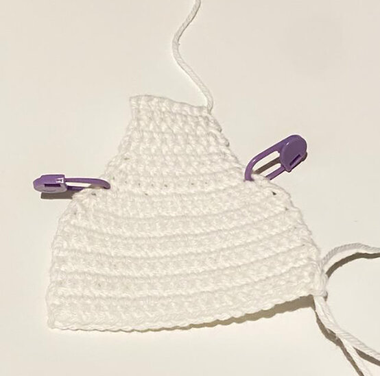 idea_how-to-crochet-amigurumi-mrs-claus_apron.jpg?sw=554&q=85