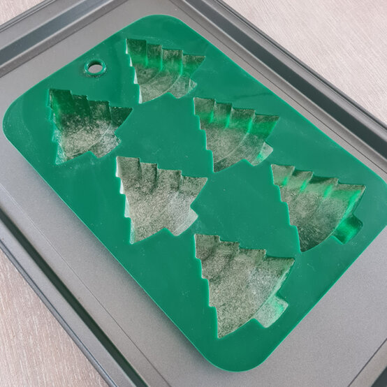 idea_Mini-Christmas-Tree-Cakes_Step2a.jpg?sw=554&q=85