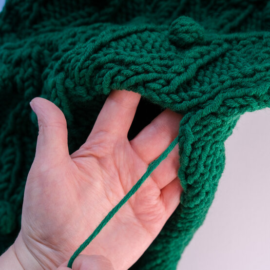 Idea_How-to-knit-a-Christmas-tree-cushion_cable-image-9.jpg?sw=554&q=85