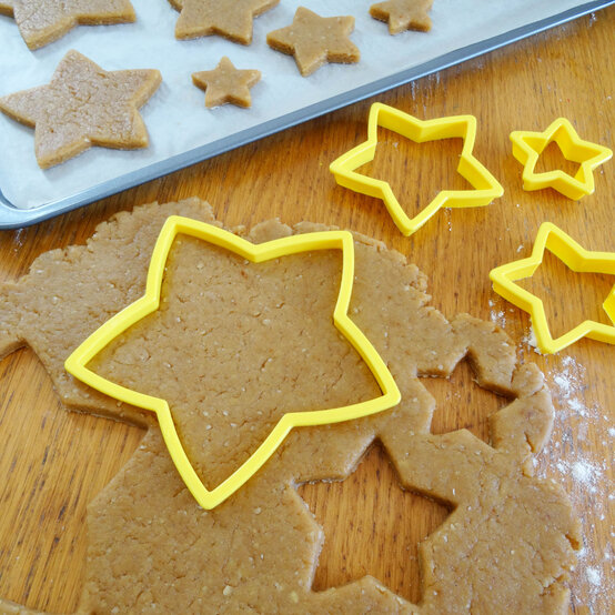 decorated-christmas-biscuit-wreath_biscuit_step1_3.jpg?sw=554&q=85