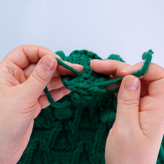 Idea_How-to-knit-a-Christmas-tree-cushion_cable-image-4.jpg?sw=554&q=85