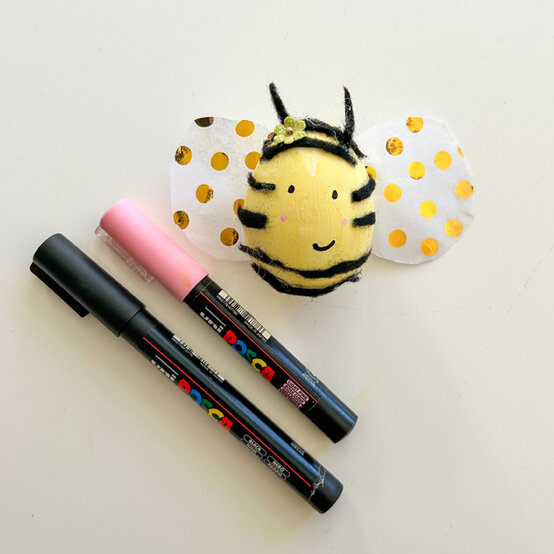 idea%5Fhow%2Dto%2Ddecorate%2Deaster%2Degg%2Dcharacters%2Dbee%5Fstep4.jpg?sw=554&q=85