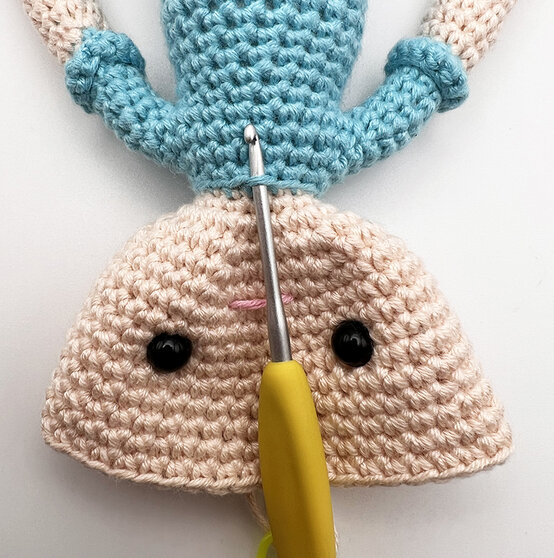 How-to-Crochet-an-Amigurumi-David-Attenborough_Collar.jpg?sw=554&q=85