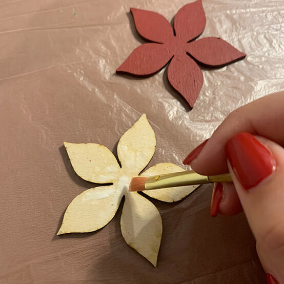 idea_Glowforge-Botanical-Christmas-Wreath_Step12b.jpg?sw=554&q=85