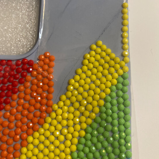 idea_customise-a-phone-case-with-diamond-dotz_step7.jpg?sw=554&q=85