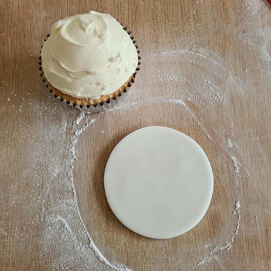 How-to-Make-Decorated-Platinum-Jubilee-%20Cupcakes_FlagStep1b.jpg?sw=554&q=85