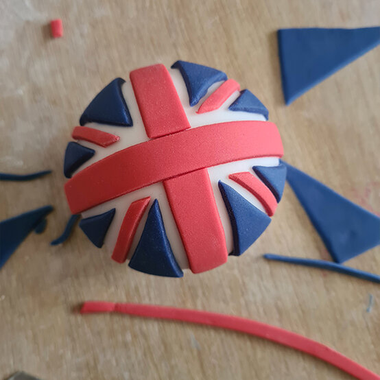 How-to-Make-Decorated-Platinum-Jubilee-%20Cupcakes_FlagStep5a.jpg?sw=554&q=85