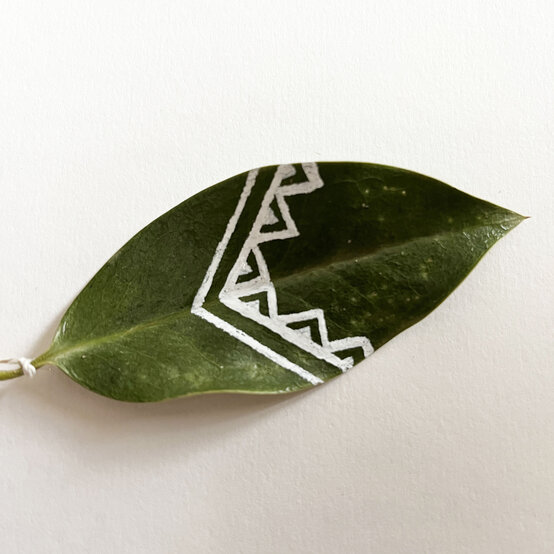 Idea_how-to-make-an-autumn-leaf-hanging_step3.JPG?sw=554&q=85