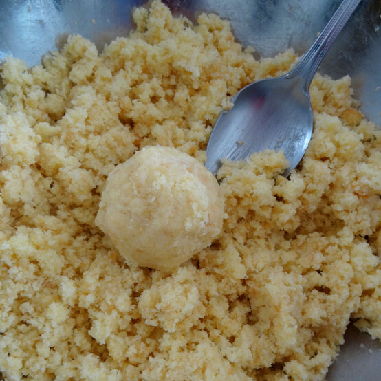 ice-cream-cake-pops_step1_3.jpg?sw=554&q=85