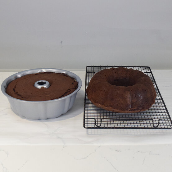 pumpkin-pinata-cake_step7.jpg?sw=554&q=85