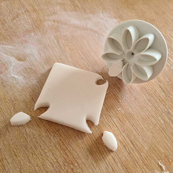 How-to-Make-a-Platinum-Jubilee-Showstopper-Cake_Step4d.jpg?sw=554&q=85